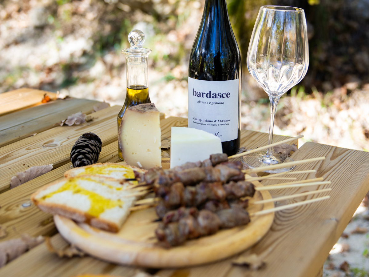 Prodotto tipico abruzzese: arrosticini abruzzesi e biscotti secchi artigianali